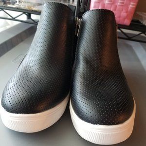 Time and Tru Size 7 Memory Foam Black Sneaker Wedges